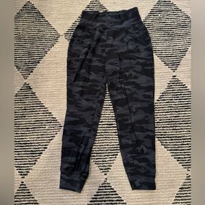 Athleta Salutation Camo Joggers size M